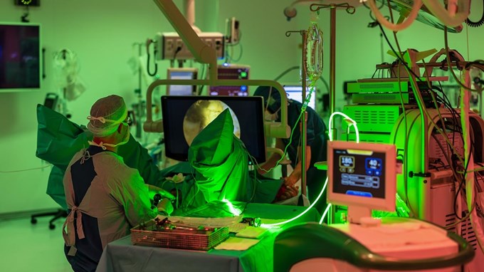 Patient med förstorad prostata behandlas med grön laser i en operationssal.