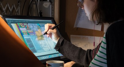 Person som arbetar med digital konst på ritplatta.