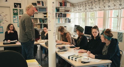 Gruppdiskussion i klassrum på Sörängens folkhögskola.