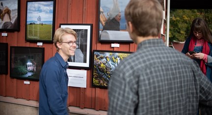 Fotoutställning utomhus med deltagande elever.