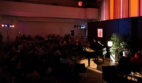 Konsert med piano på Sörängens folkhögskola under kulturlunch.
