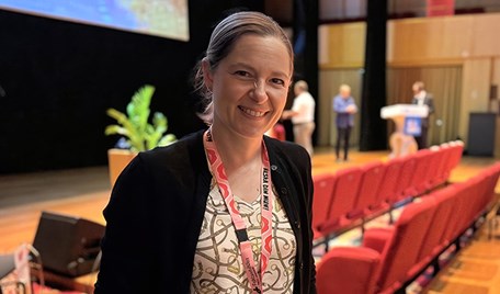 Monica Müller framför scenen på Kulturhuset Spira i Jönköping.