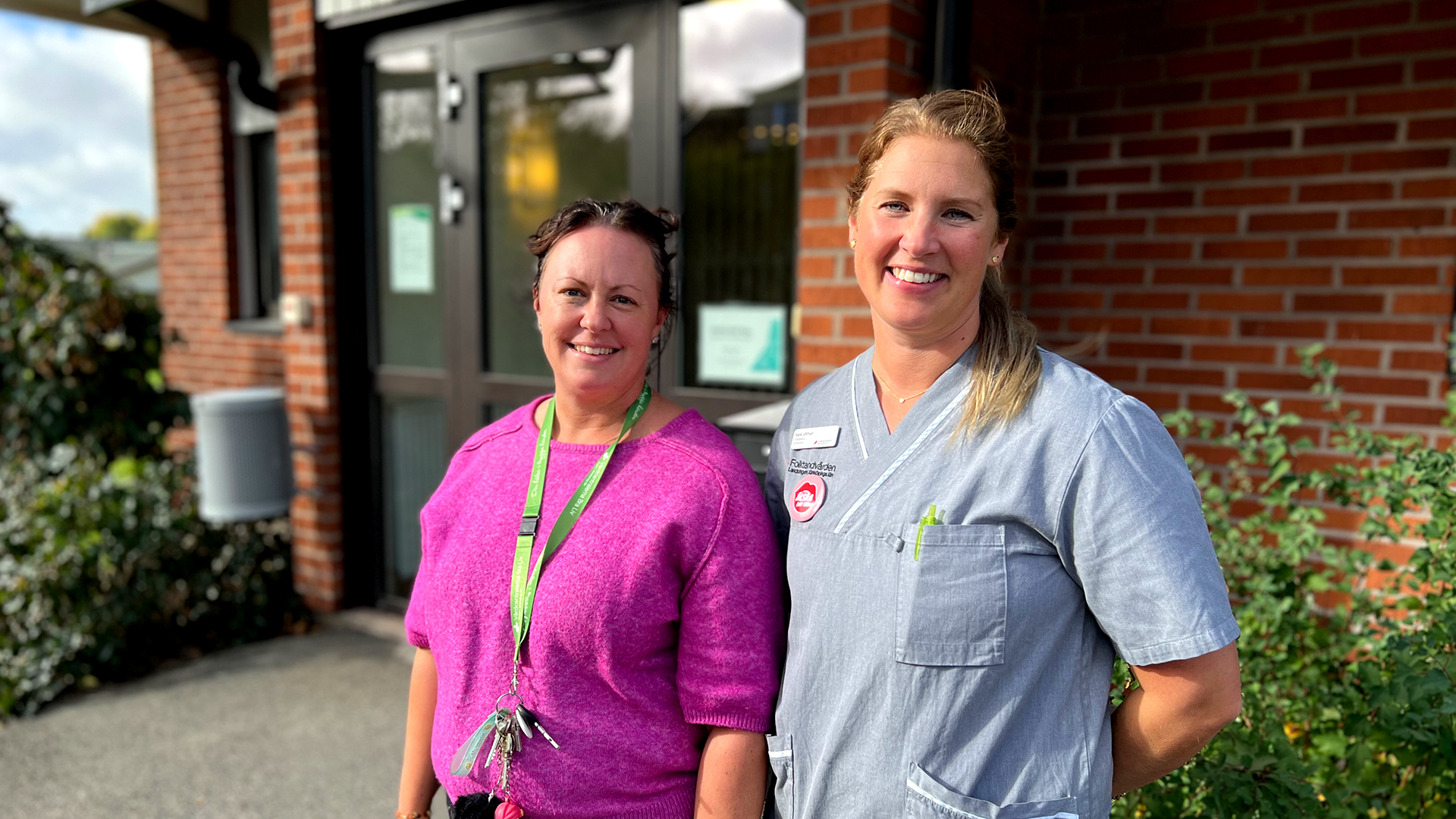 Kuratorn Jenny och klinikchefen Sara står utanför de gemensamma lokalerna i Anderstorp.