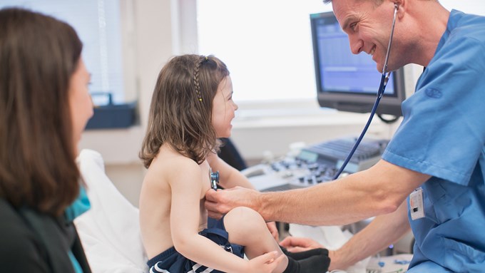 Barn blir undersökt med stetoskop av hjärtläkare. 
