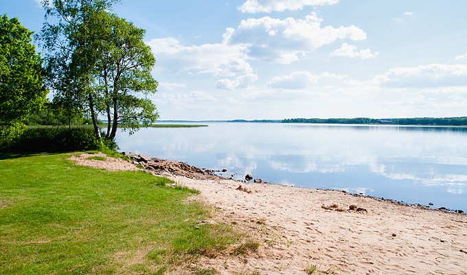 Strand vid en sjö 