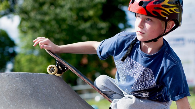 Funktionsnedsatt pojke åker skateboard.