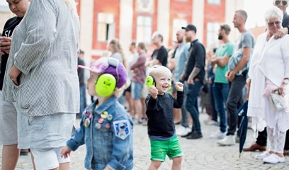 Pojke dansar på stadsfest