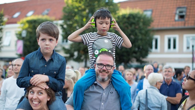 Glad familj på stadsfest. 