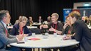 Deltagare i Framtidslabb samtalar runt ett bord. 