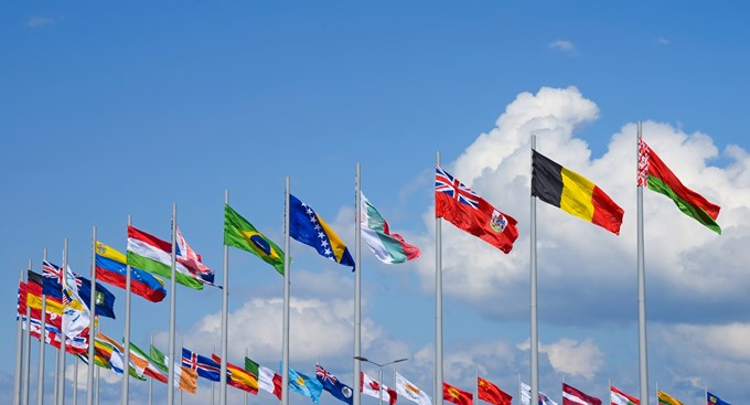 Ett stort antal flaggor från olika länder vajar i vinden.