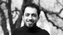 Poeten Ali Thareb fotograferad framför ett träd.