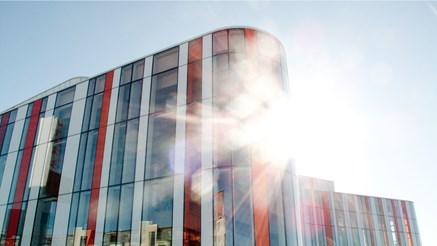 Kulturhuset Spira i motljus.