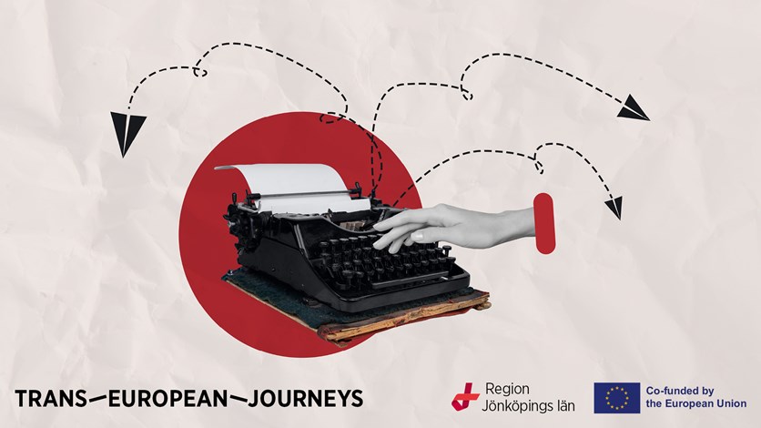 Ett bibliotek med bokhyllor och stolar. 