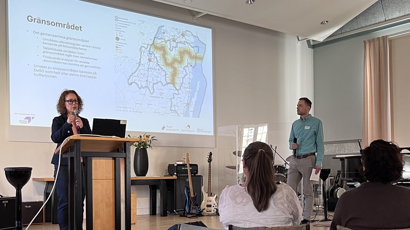 En man och en kvinna håller en presentation.