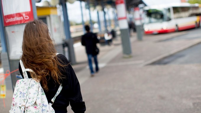 Väntande människor på busstation