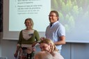 Mötet leds av Carlos Pettersson och Emma Willaredt, de ler mot deltagarna. 