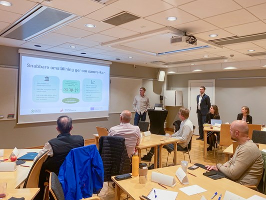 Deltagare på workshop lyssnar på John Ramsö som presenterar. 