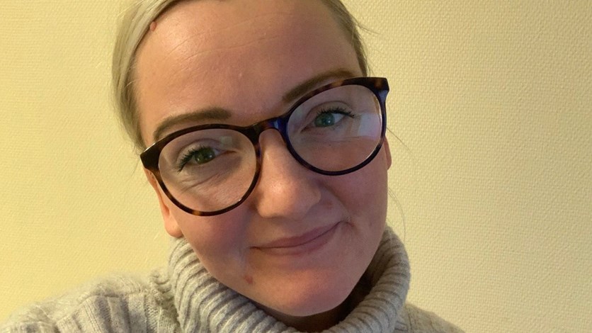 På bilden syns Malin Andersson som jobbar på socialförvaltningen i Sävsjö kommun. Hon har blont hår och glasögon.