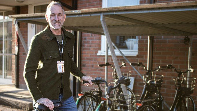 På bilden står Matthias bredvid den elcykel han fått testa genom projektet ATTRACT.