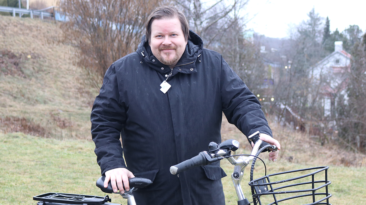 Marcus Hellström, en av deltagarna i ATTRACT, står med sin cykel