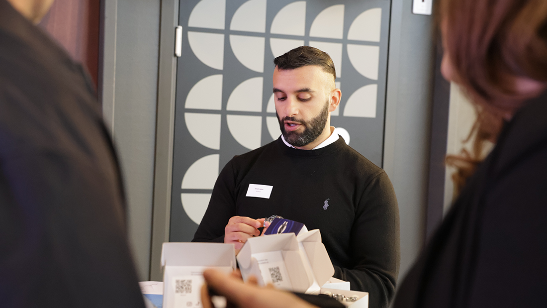 Khalil Jaber pratar om sin produkt för nyfikna åhörare.