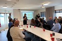 Linda Ståhlgren, Hållbarhetsstrateg står och berättar om en ny plattform för deltagarna.