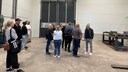 Rundvandring i GT Steels lokaler, flera personer står i produktionslokalerna.