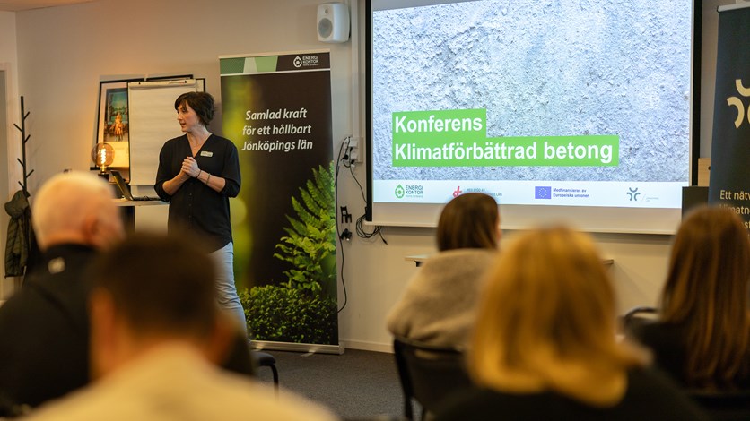 Linda pratar på en konferens om klimatförbättrad betong.
