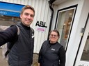 Erik Nymo och Malin Liedholm  står utanför företaget ABL. 