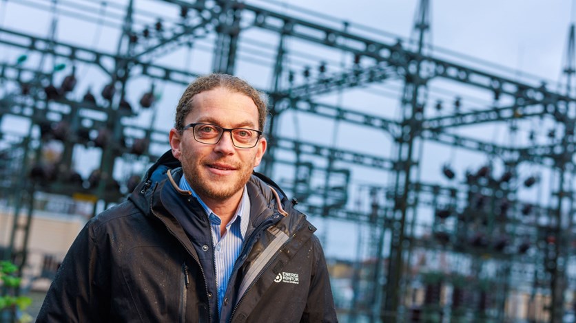 Energikontorets verksamhetsledare Carlos Pettersson framför ett kraftverk