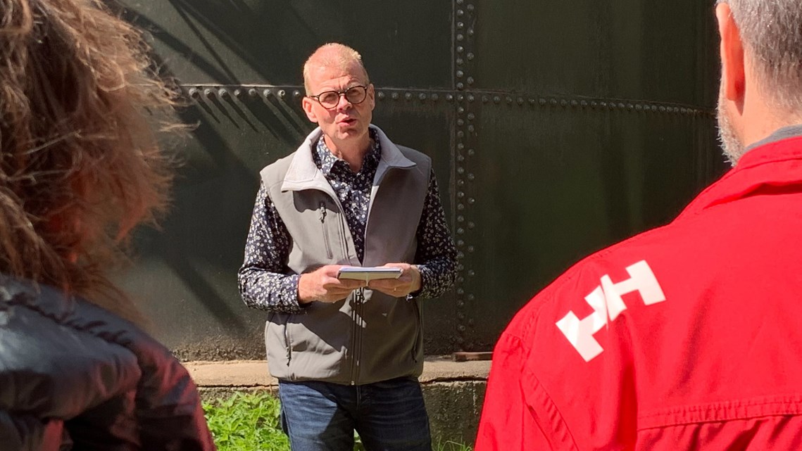 Dan Waldemarsson pratar inför människor. 