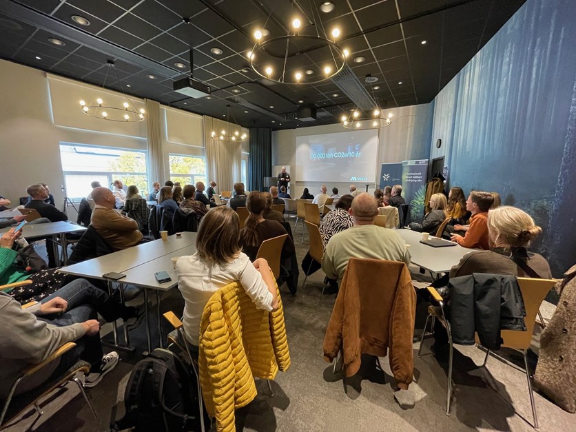 Många människor sitter och lyssnar till ett av de pitchande företagen i Klimatpitchen 2025