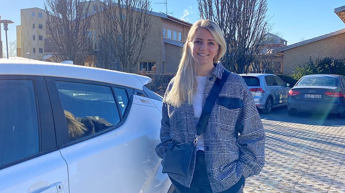 Nathalie Gustafsson står framför en bil.