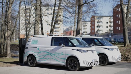 Tranås Energis arbetsbilar som laddar.