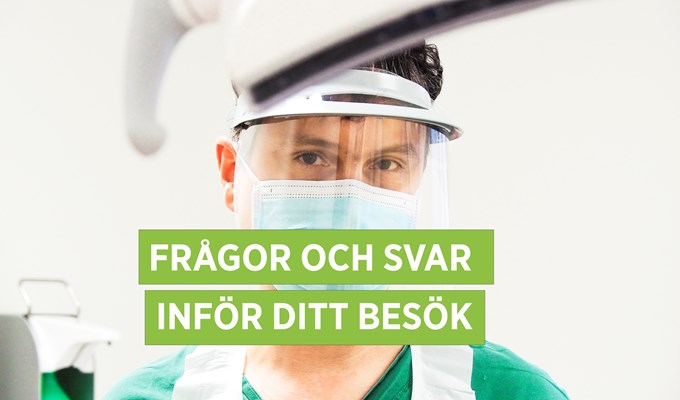 Man i skyddsutrustning tittar in i kameran och ler med ögonen. Text i bild: Frågor och svar inför ditt besök.
