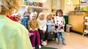 Förskolebarn sitter i en soffa och svarar på frågor om tandborstning