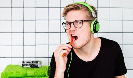 Ljushårig kille borstar tänderna