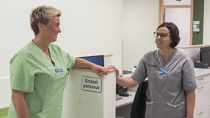Klinikchef pratar med medarbetare