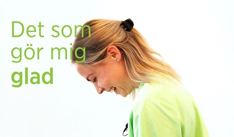 En kvinna i klinikkläder ler in i kameran.
