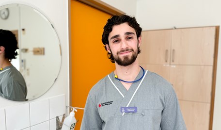 Sommarjobbare Firas på ett behandlingsrum på Öxnehaga.