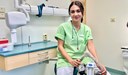 En kvinnlig tandvårdspersonal sitter i ett behandlingsrum