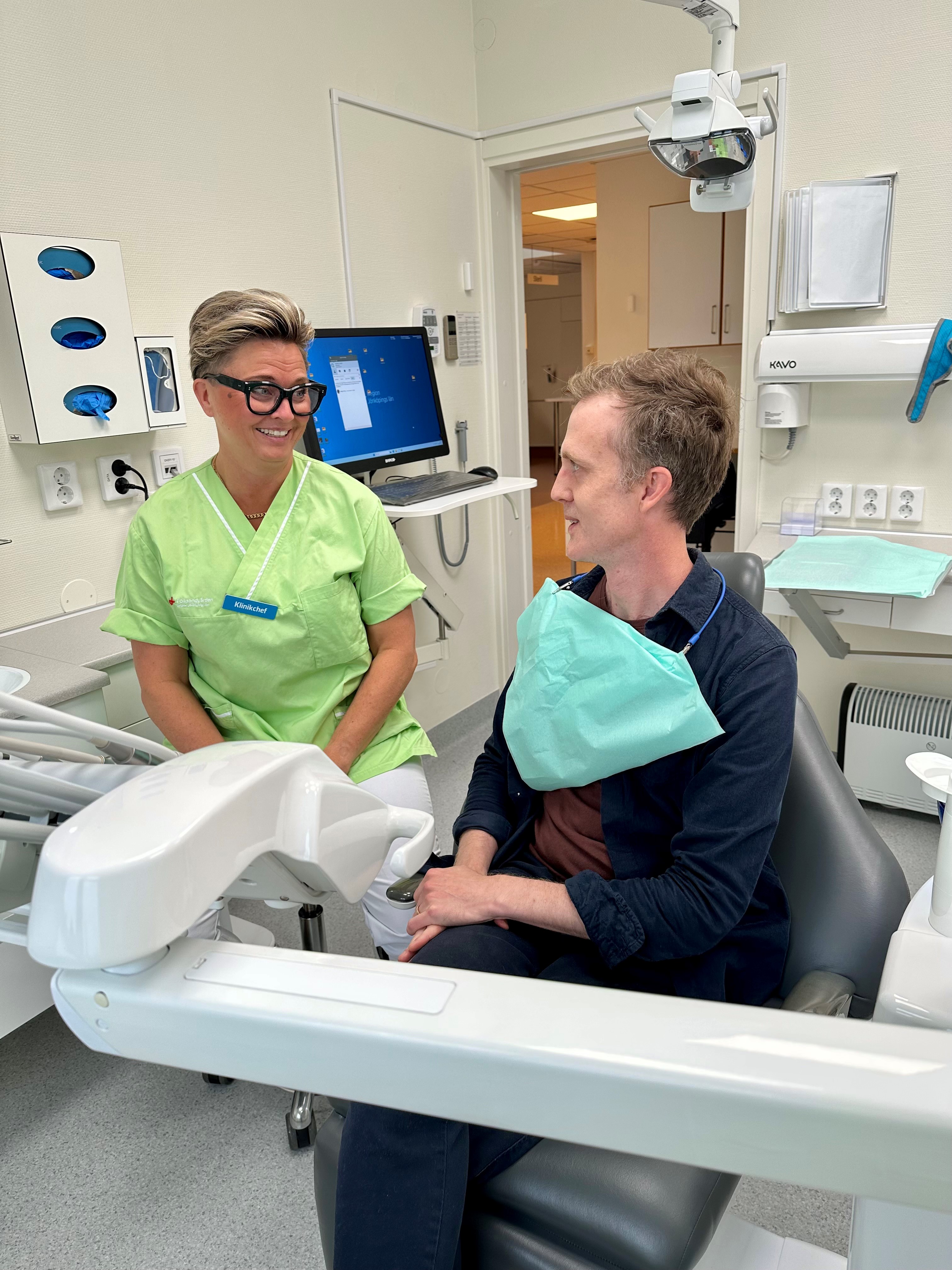 Tandhygienisten instruerar patienten hur han ska borsta sina tänder. 