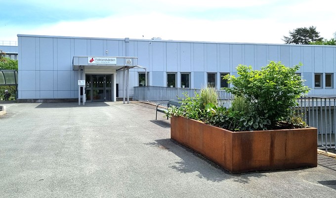 Vetlanda Folktandvård entré. En ljus byggnad.