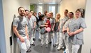 Glada medarbetare i klinikkläder som står i en korridor på Nässjö Folktandvård.