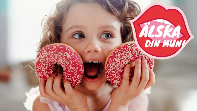 Ett barn visar exalterat upp två munkar med jordgubbsglasyr intill ett animerat märke med texten "älska din mun".