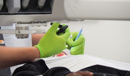 En tandläkare behandlar en patient.
