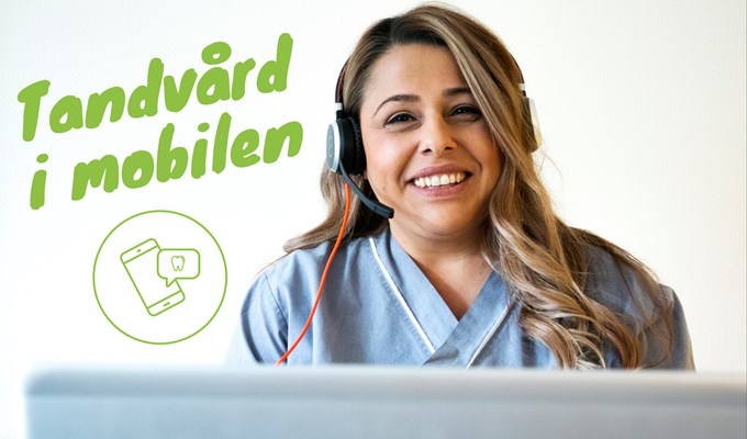 Kvinna med headset sitter framför en dator. På den vita bakgrunden står det i grön text "Tandvård i mobilen".