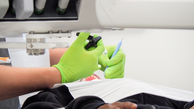 En tandläkare behandlar en patient.