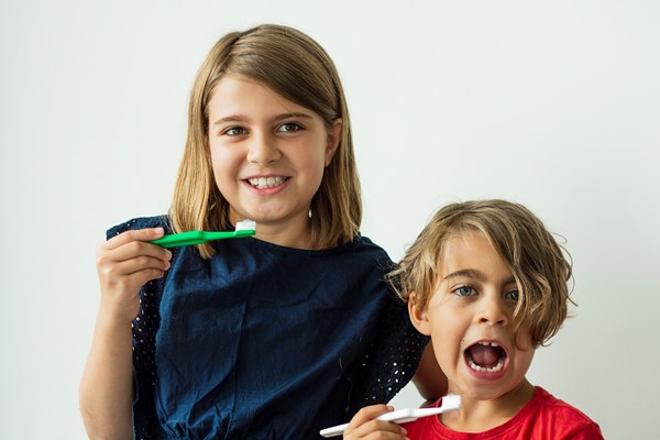 Två barn, en flicka på 8 år och en pojke på 6 år, Folktandvården i Jönköpings län. 