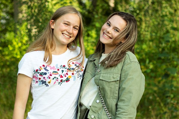 Två tonårstjejer. Tandvård för barn, ungdomar och unga vuxna, 9 till 23 år, Folktandvården i Jönköpings län.